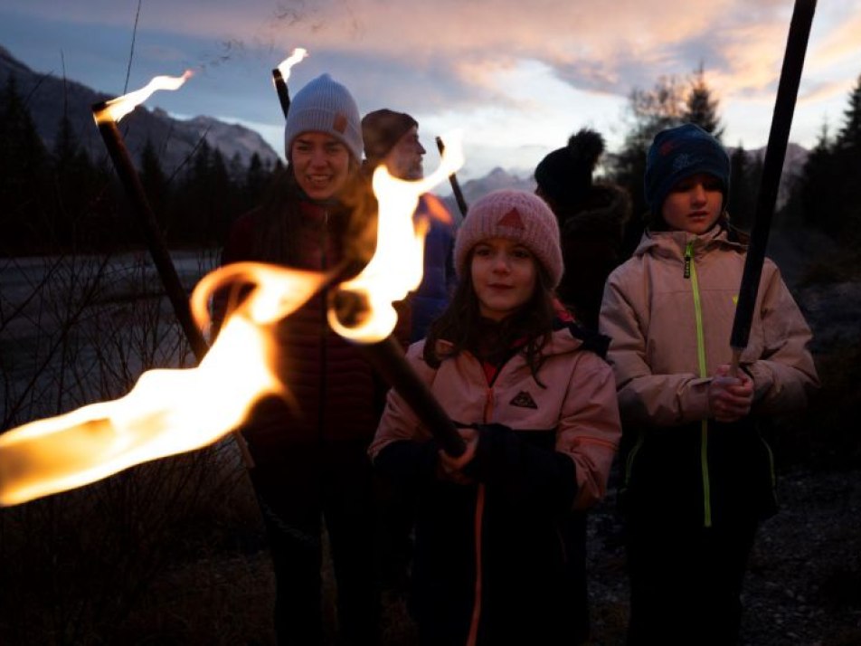 Kinder Fackelwanderung mit Würstel Grillen, Mittenwald, © Alpenwelt Karwendel/ kreativ-instinkt.de