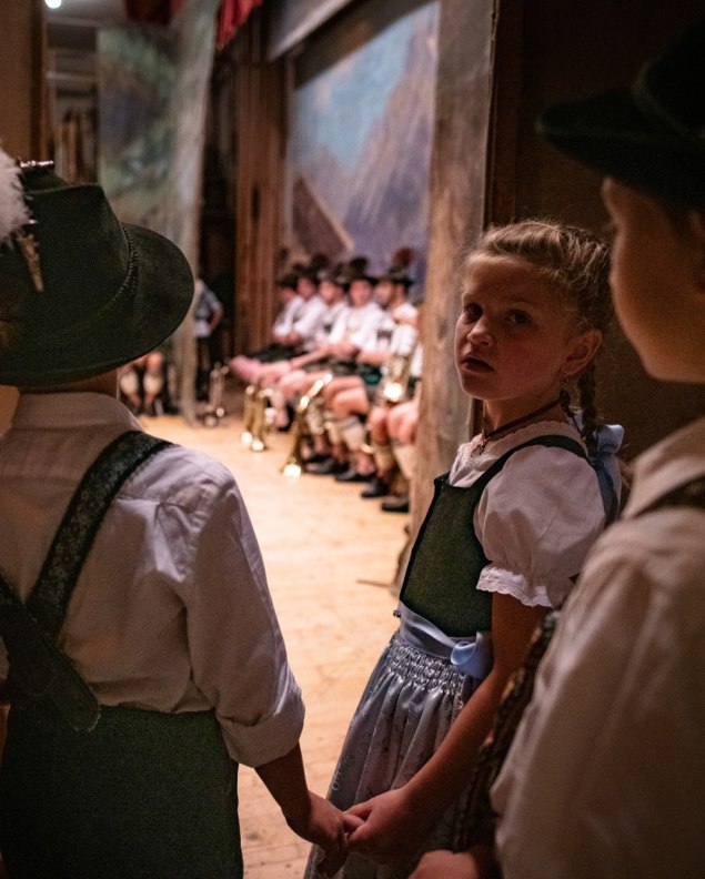 Junge Trachtler warten auf Ihren Tanzauftritt beim Mittenwalder Heimatabend, © Alpenwelt Karwendel | Philipp Gülland