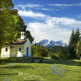 Die Kapelle Maria Rast auf den Buckelwiesen bei Krün in den Sommermonaten , © Alpenwelt Karwendel | Christoph Schober