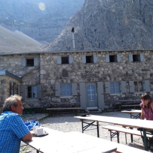 Kaffeepause an der Dammkarhütte, © Alpenwelt Karwendel | Andrea Schmölzer