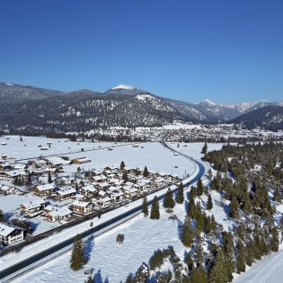 Ortsansicht von Krün mit Blick auf den Isarkanal, © Alpenwelt Karwendel | Christoph Schober