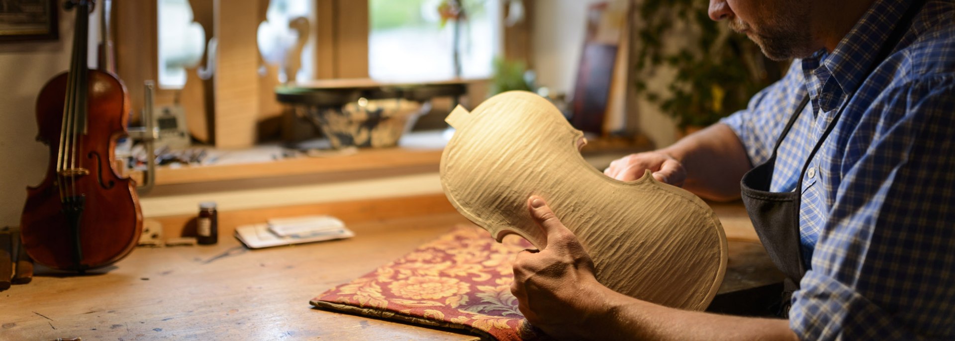 An existing tradition - Violin making in Mittenwald, © Alpenwelt Karwendel | Zugspitz Region