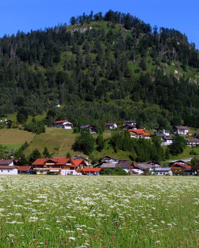 Der oberbayerische Kurort Wallgau mit seinem Hausberg, dem Krepelschrofen, © Alpenwelt Karwendel | HPS-pro