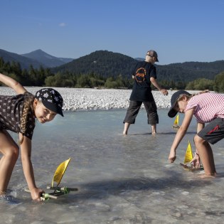 Freudige Erfrischung an der Isar - erlebbar in Mittenwald, Krün und Wallgau, © Alpenwelt Karwendel | Hubert Hornsteiner