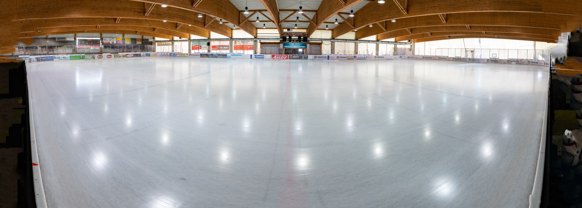 Die große Kusteisfläche im Eisstadion Mittenwald, © Arena Mittenwald GmbH