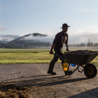 Bergbauer Alois Kramer bei der Stallarbeit, © Molkerei Berchtesgadener Land