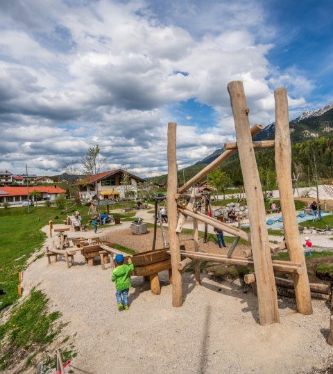 Der Spielplatz im Grieß nahe der Isar in Krün , © Alpenwelt Karwendel | Hannes Holzer