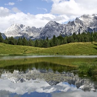 Wildensee spiegelt Karwendel im Frühling, ©  Alpenwelt Karwendel |  Wera Tuma