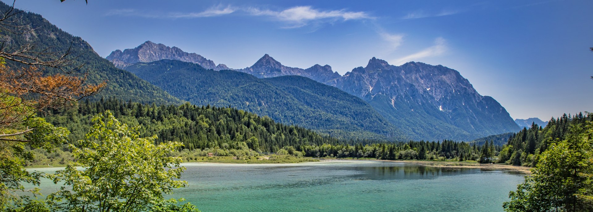 An der Isar in Bayern: Stausee bei Krün mit Karwendel, © Alpenwelt Karwendel | Marcel Dominik