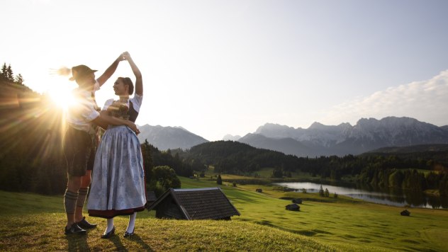 Typical Trachtler in the morning light of Lake Geroldsee near Krün, © Alpenwelt Karwendel | Philipp Gülland