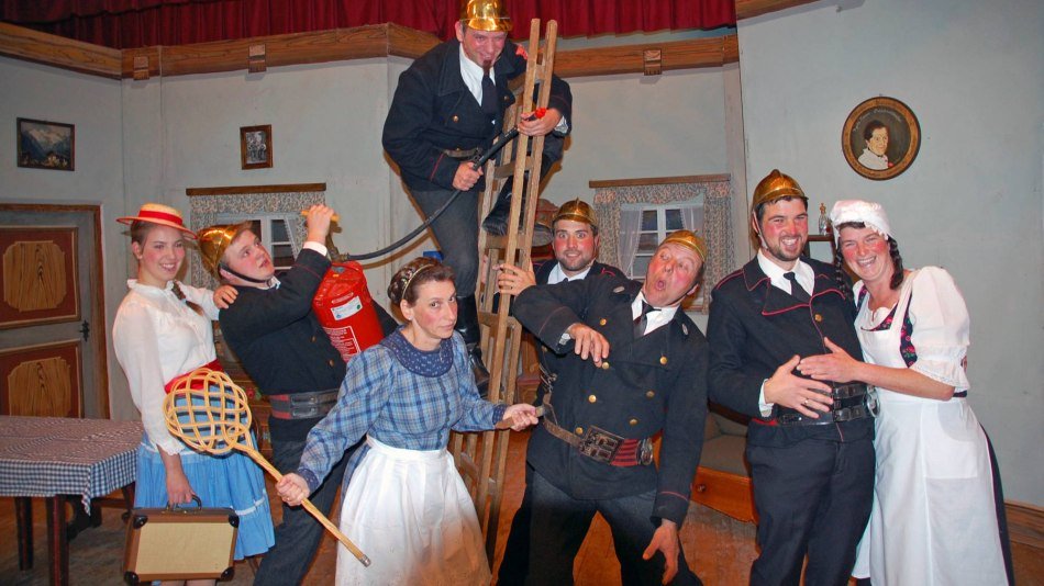 Mitwirkende des Mittenwalder Bauerntheaters beim Stück "Die Feuerwehrsitzung", © Mittenwalder Bauerntheater e.V. | Hans Schmid