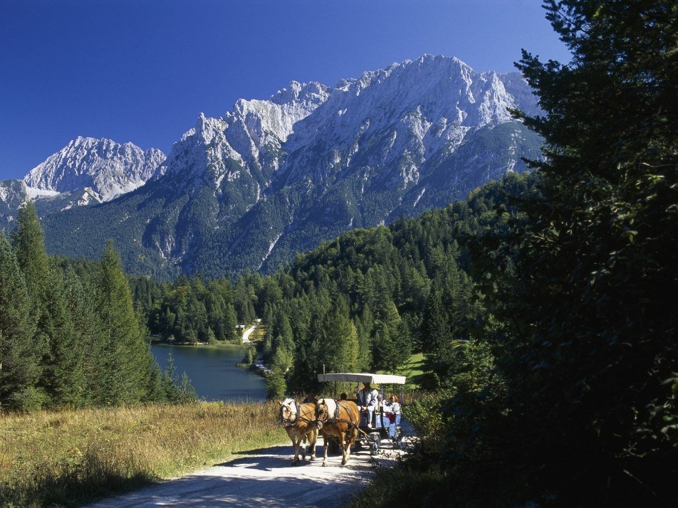Kutschfahrt am Lautersee in Mittenwald, © Alpenwelt Karwendel | Wolfgang Ehn, Alpenwelt Karwendel| Wolfgang Ehn