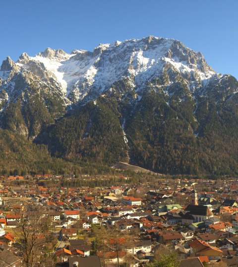 Panorama picture at the beginning of spring in Mittenwald. View from Kranzberg to Karwendel massif, © Alpenwelt Karwendel