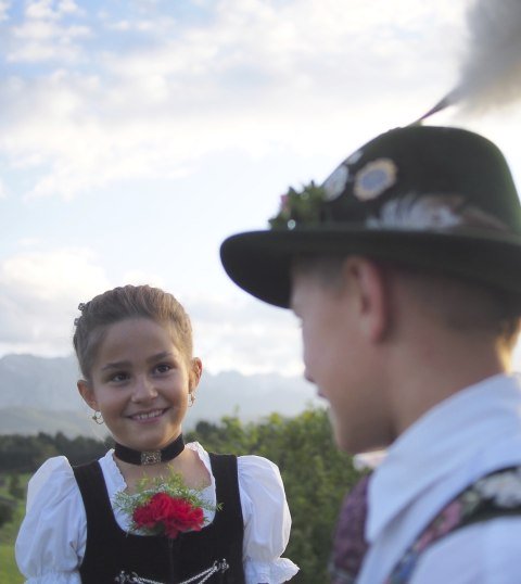 Kinder in Tracht aus Krün an der Isar in Oberbayern, © Alpenwelt Karwendel | Lena Staltmair Kinder in Tracht aus Krün an der Isar in Oberbayern, © Alpenwelt Karwendel | Lena Staltmair
