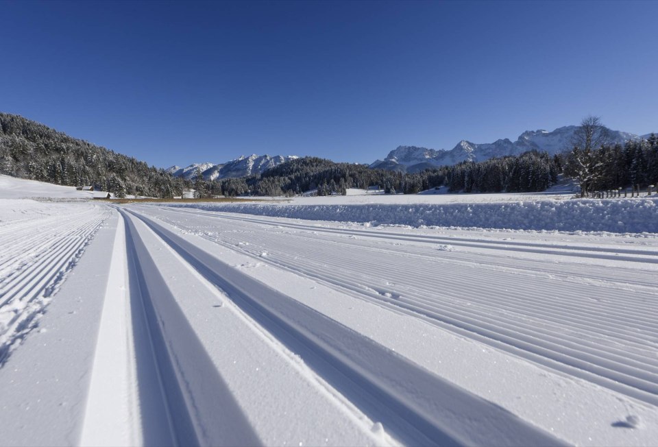 Get on the trail! Panoramic trail with mountain and lake views, © Alpenwelt Karwendel | Wolfgang Ehn