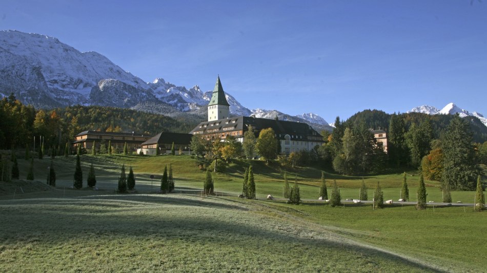 Schloss Elmau im Herbst, © Alpenwelt Karwendel/ Schloss Elmau