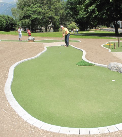 Ein ganz besonderer Minigolfplatz im Kurpark Puit in Mittenwald, © Alpenwelt Karwendel | Helmut Lenk