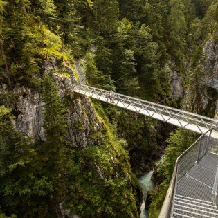 Ein Erlebnis für Familien, ein Ausflug in die Leutascher Geisterklamm mit der einzigartigen Hängebrücke, © Alpenwelt Karwendel | Philipp Gülland