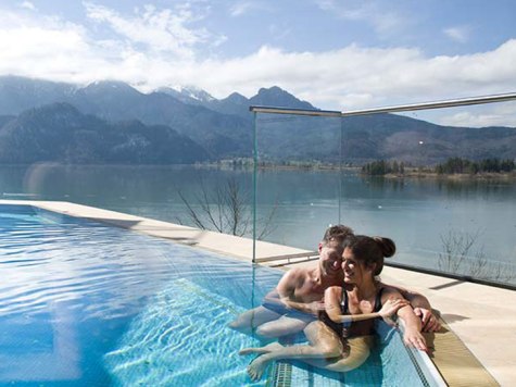 The redesigned thermal and leisure bath with sauna offers  an unique alpine bathing fun for young and old: babies` and children`s pool, panoramic indoor pool with all-weather-slide, whirlpool,  saline pool,  soda pool, birch-sauna, heated open air baths on the lake and much more – reduced entry with the guest card – about 35 km, © https://kristall-trimini.de/