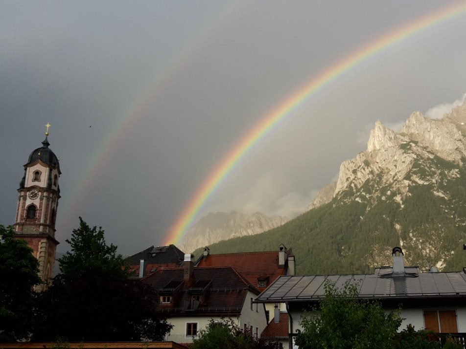 Kirche mit Regenbogen