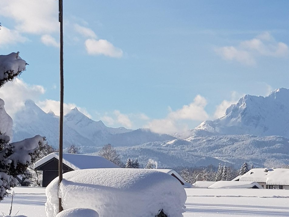 Unser Garten tief verschneit