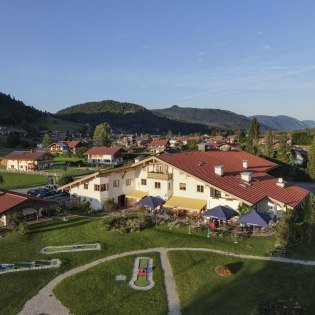 Außenansicht und Minigolfanlage des Haus des Gastes in Wallgau, © Alpenwelt Karwendel | Wolfgang Ehn