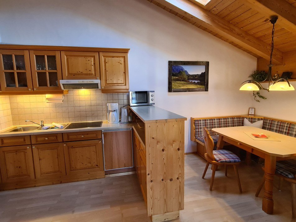 Küche und Sitzecke Fewo Karwendel (2)