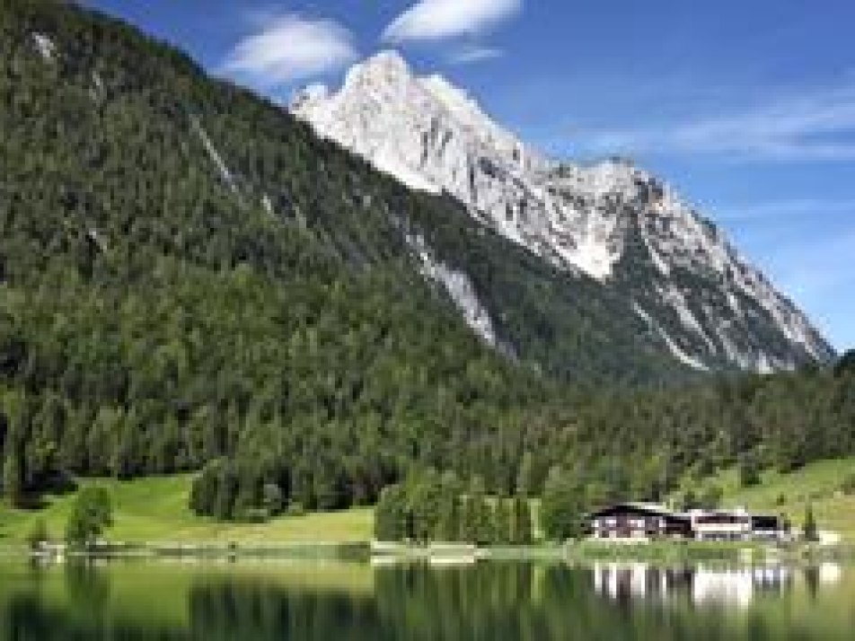 Hotel Lautersee mit Wetterstein