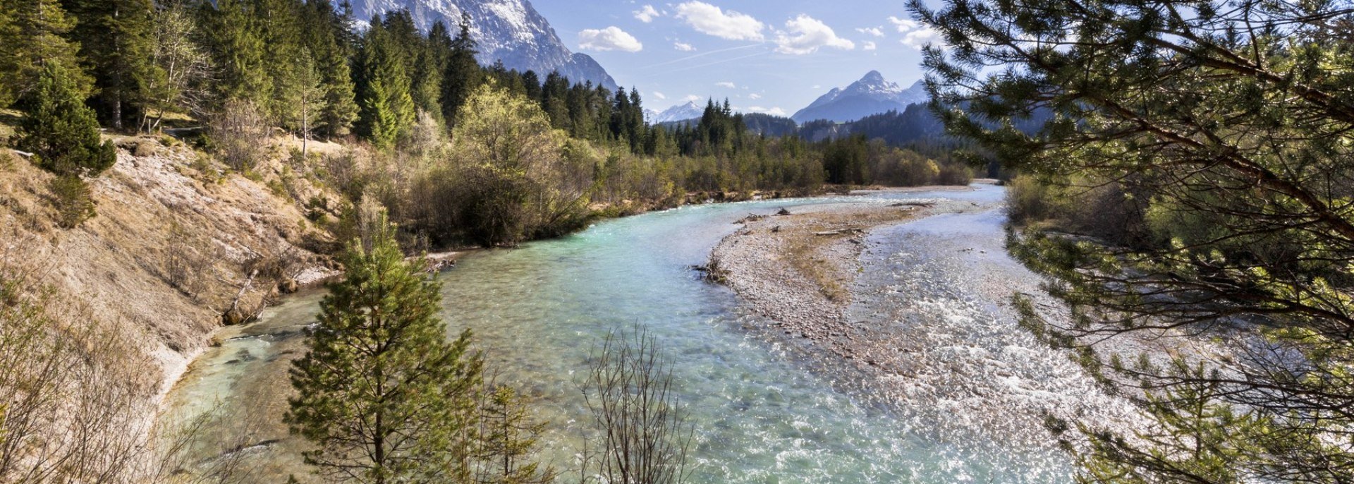 Ausblicke auf die kristallklare Isar gibt es beim Wandern, Radfahren und Bergsteigen rund um Mittenwald, Krün und Wallgau, © Alpenwelt Karwendel | Wera Tuma