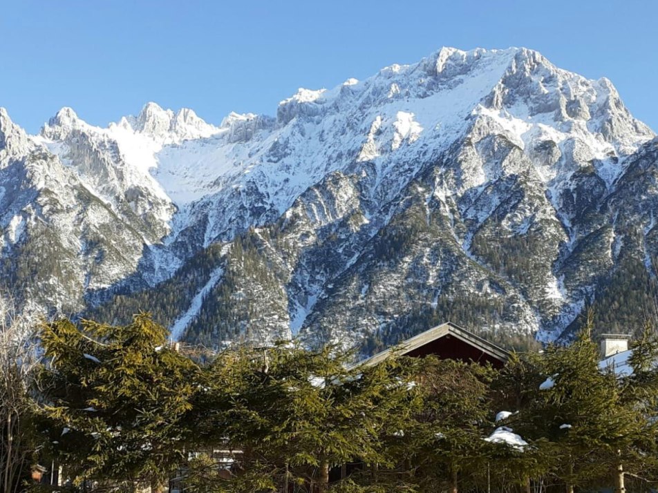 Blick zum winterlichen Karwendelgebirge