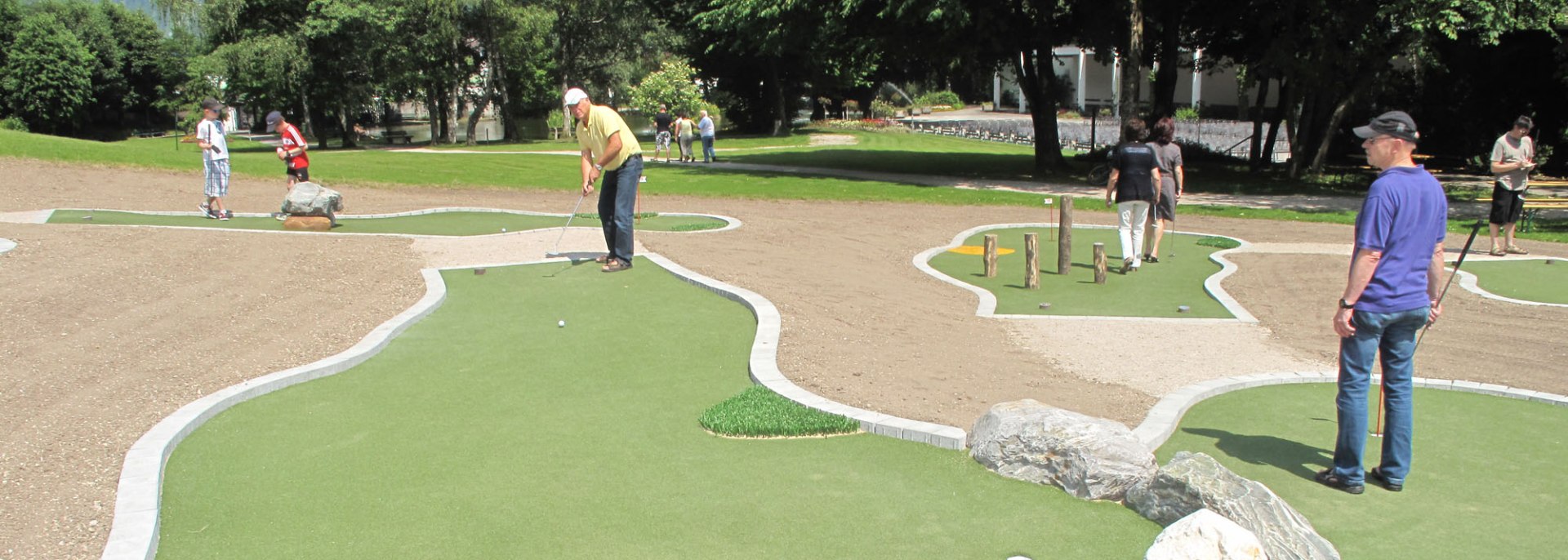 Ein ganz besonderer Minigolfplatz im Kurpark Puit in Mittenwald, © Alpenwelt Karwendel | Helmut Lenk