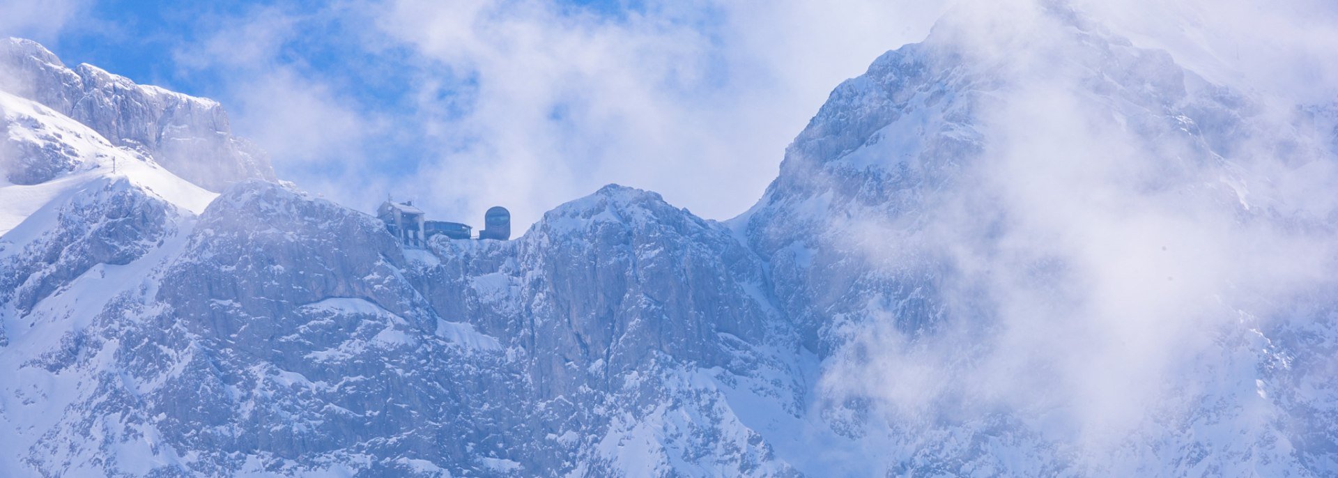 Meterhohe Schneewände und schroffe Eisfelsen umrahmen die Bergstation der Karwendelbahn - Winter in Bayern, © Alpenwelt Karwendel | mr.schneemann