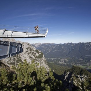 Die Aussichtsplattform Alpspixx am Osterfelderkopf in Garmisch-Partenkirchen , © Bayerische Zugspitzbahn Bergbahnen AG | Matthias Fend 