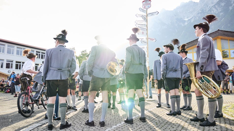 Oberbayerische Musiker mit alpenländischen Klängen und typischer Werdenfelser Lederhose, © Alpenwelt Karwendel | Marco Felgenhauer | woidlife photography