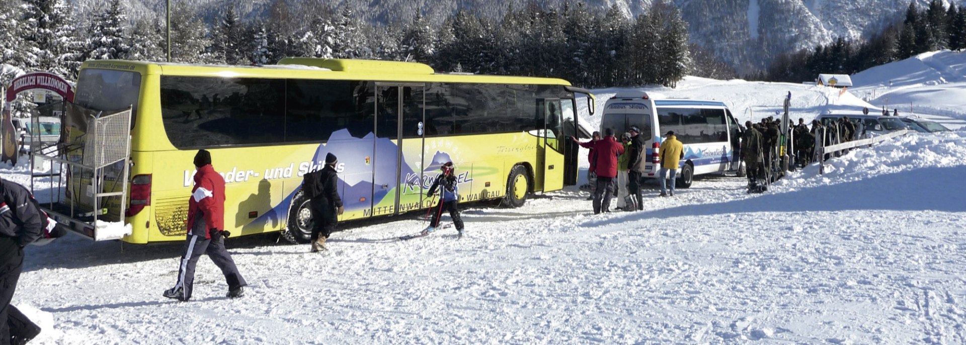 Ski and guest bus of the Alpenwelt Karwendel in the luttensee ski area on kranzberg, © Alpenwelt Karwendel | Reiseunternehmen Ferienglück, Fam. Kriner