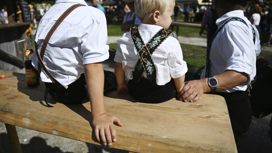 Young costumes with leather and embroidered suspenders, © Alpenwelt Karwendel | Angelika Warmuth