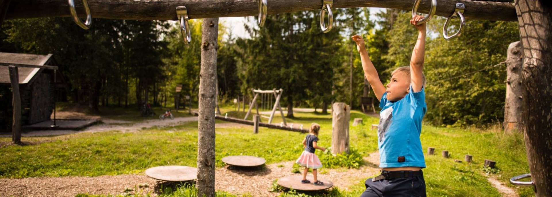 Kinderfreunden auf dem Wallgauer Naturspielplatz, © Alpenwelt Karwendel | Philipp Gülland