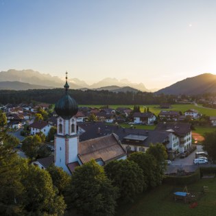 Spätsommerliche Eindrücke: Krün mit Wetterstein und Zugspitze , © Alpenwelt Karwendel | Wolfgang Ehn