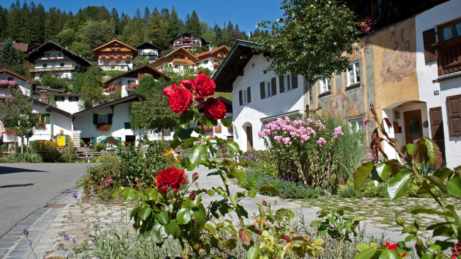 Farbenfrohe Eindrücke aus dem sommerlichen Mittenwald. Blick vom Mittenwalder Ortsteil Gries auf Kalvarienberg., © Alpenwelt Karwendel | Rudolf Pohmann