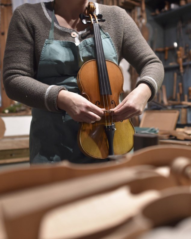 Ein Blick über die Schulter bei der Schauwerstatt im Mittenwalder Geigenbaumuseum, © Alpenwelt Karwendel | Angelika Warmuth