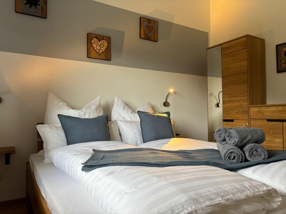 8f04fadd-fae5-4dd9-844b-cce431da3c3f