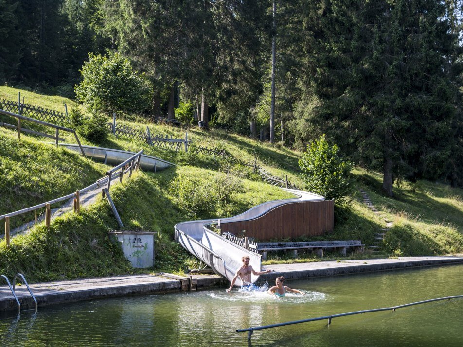 Freibad mit Rutsche am Grubsee bei Krün im Sommer, © Alpenwelt Karwendel| Gregor Lengler Freibad mit Rutsche am Grubsee bei Krün im Sommer, © Alpenwelt Karwendel| Gregor Lengler