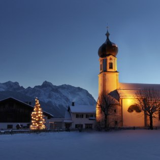 Die weihnachtliche Krüner Kirche St. Sebastian , © Alpenwelt Karwendel | Christoph Schober