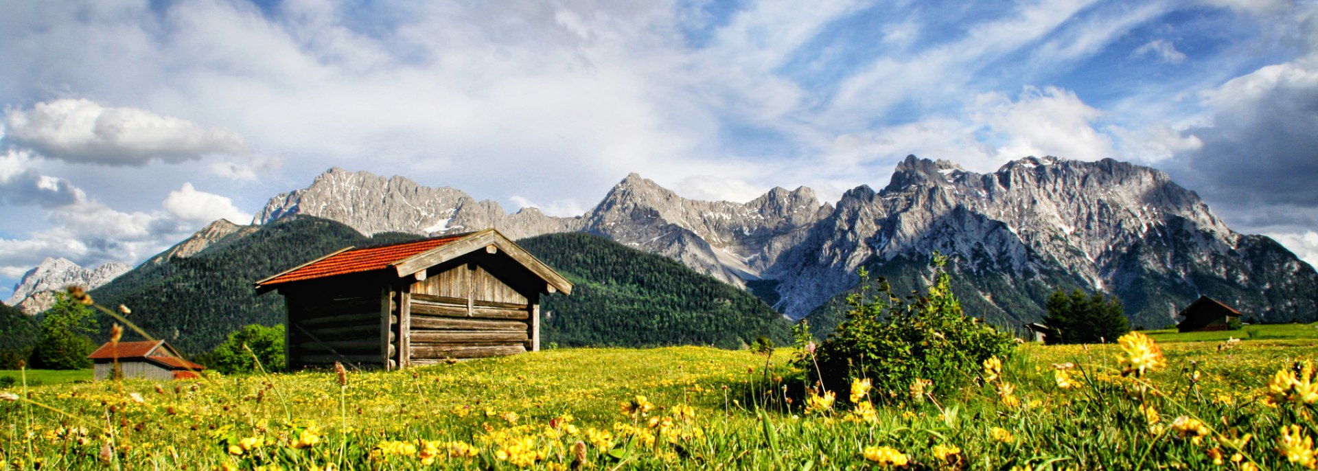 Sommer in der Alpenwelt Karwendel - Ein typischer Wiesmahdstadel in den Buckelwiesen der Alpenwelt Karwendel, © Alpenwelt Karwendel | Wera Tuma Sommer in der Alpenwelt Karwendel - Ein typischer Wiesmahdstadel in den Buckelwiesen der Alpenwelt Karwendel, © Alpenwelt Karwendel | Wera Tuma