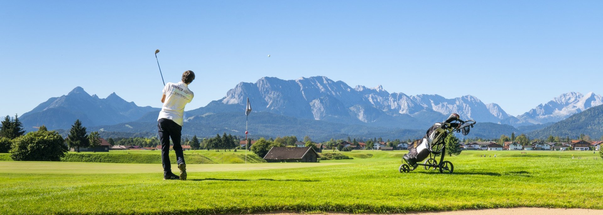 Der Golf- und Landclub Karwendel in Wallgau bietet einen 9-Loch Platz mit 19-Loch Variante eingebettet zwischen Zugspitze, Karwendel und Walchensee, © Alpenwelt Karwendel | Paul Wolf