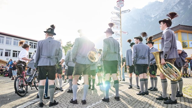Bavarian musicians with alpine sounds and typical Werdenfelser leather trousers, © Alpenwelt Karwendel | Marco Felgenhauer | woidlife photography