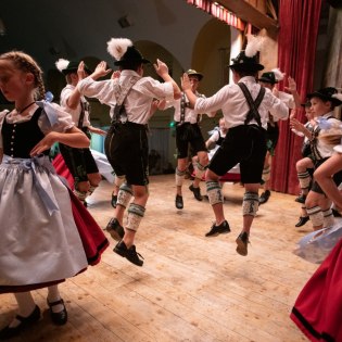 Junge Schuhplattler beim Heimatabend in Mittenwald, © Alpenwelt Karwendel | Philipp Gülland