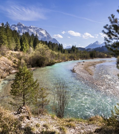 Ausblicke auf die kristallklare Isar gibt es beim Wandern, Radfahren und Bergsteigen rund um Mittenwald, Krün und Wallgau, © Alpenwelt Karwendel | Wera Tuma