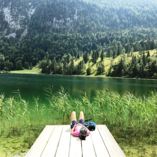 Pause auf dem Steg am Lautersee, © Alpenwelt Karwendel | Andrea Schmölzer