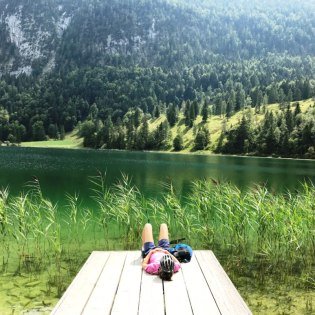 Pause auf dem Steg am Lautersee, © Alpenwelt Karwendel | Andrea Schmölzer Pause auf dem Steg am Lautersee, © Alpenwelt Karwendel | Andrea Schmölzer